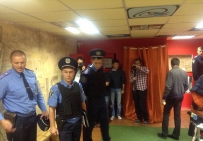 Міліція знайшла у FEMEN вибухівку, зброю і портрети Путіна та Кирила (відео)