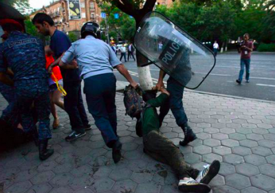 В Армении полицейские приступили к разблокированию проспекта Баграмяна