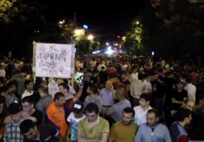В Ереване полиция окружает людей, которые вышли на мирный протест, - трансляция