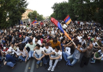 Президент Армении, несмотря на массовые протесты, оставляет Ереван