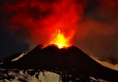 В Италии проснулся самый высокий в Европе вулкан - ВИДЕО