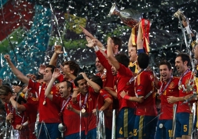 Іспанці святкують. Фото: ua.euronews.com