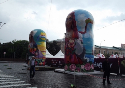 Харківську фан-зону прикрасять матрьошки у національних костюмах збірних