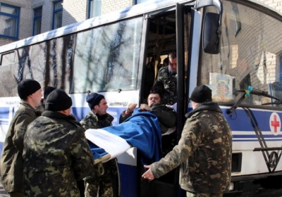 Інженер створив евакуаційний автобус для поранених на базі стандартного ЛАЗу, - фото
