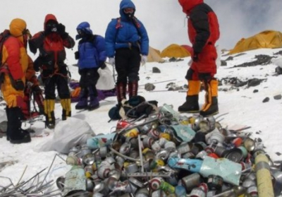 Доступ для туристів на Еверест частково закрили через сміття
