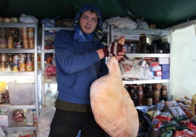 Добродійники передали на Майдан цілу свиню