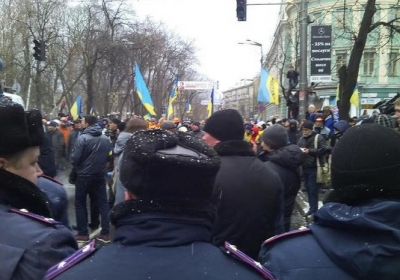 Перед будівлею уряду вишикувалося два кордони мітингувальників