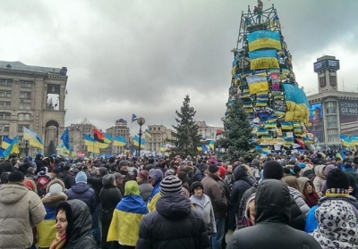 Митинг на Евромайдани начался с молитвы 