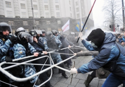 Беркут готує третю спробу розігнати Євромайдан у Києві. Прибувають карети швидкої