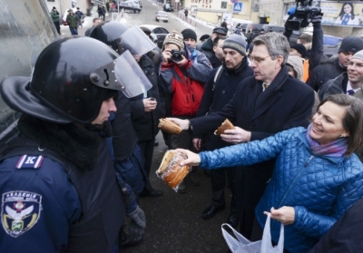 Заступник держсекретаря США роздає їжу на Євромайдані