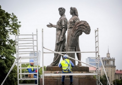 У Вільнюсі демонтували радянські скульптури, - фото