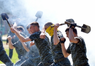 Лопаты, пулеметы и автоматы: уже второй батальон Нацгвардии проходит боевую подготовку 