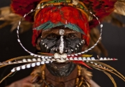 "Обличчя горянина". Мешканець Папуа-Нової Гвінеї у традиційному вбранні воїна.Фото: Wylda Bayron / National Geographic Traveler Photo Contest