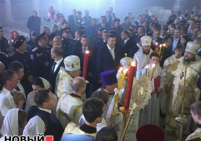 Янукович відзначає Великдень: президент у церкву - люди з церкви