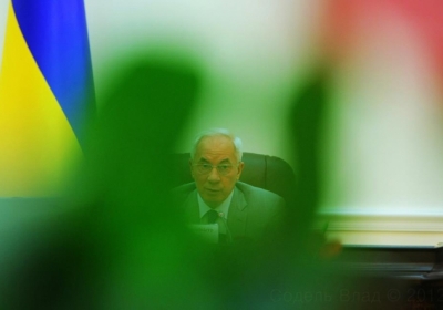 Ситуацию в Украине Азаров без Захарченко решает за закрытой дверью