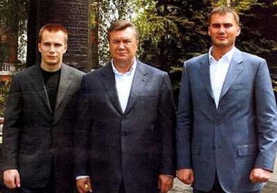 Виктор Янукович с сыновьями. Фото: argumentua.com