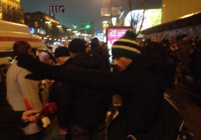 У центрі Києва сталася масова бійка: побилися українські і французькі футбольні фани, - відео