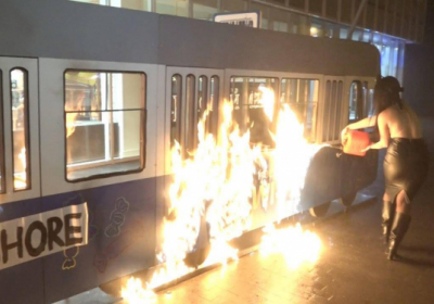 Активистка Femen подожгла трамвайный вагон у магазина Roshen в Виннице