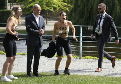 Активістки Femen влаштували топлес-протест, вимагаючи газового ембарго проти рф