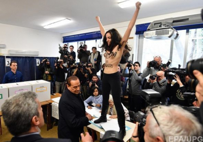 В Італії активістка Femen влаштувала акцію на дільниці перед Берлусконі, - ВІДЕО