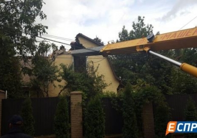 В Киеве кран повредил дом и обесточил переулок