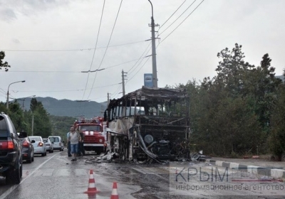 У Криму до тла згорів автобус, який віз дітей: ніхто не постраждав