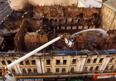 Пожежа на Хрещатику: рятувальники поливають дерев'яні конструкції, щоб уникнути нових займань