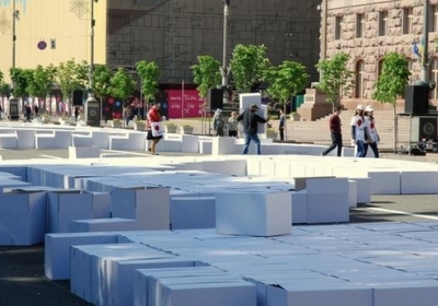 У центрі Києва виклали гігантський напис із коробок: 