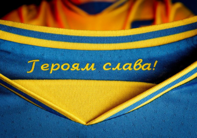 Напис "Героям слава!" на формі України з футболу Фото: Андрій Павелко / Facebook