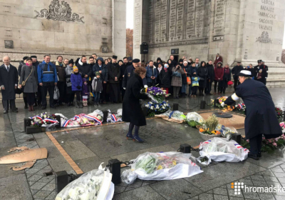 У Парижі біля Тріумфальної Арки покладали квіти у пам'ять про жертв Голодомору
