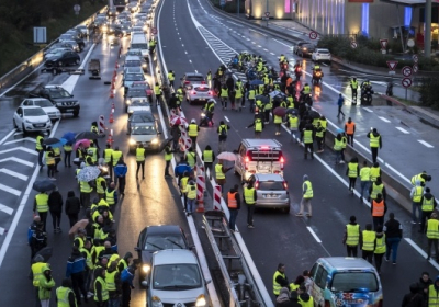 Протесты во Франции: группа демонстрантов напала на полицейский патруль