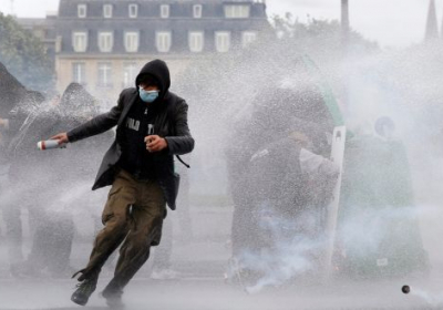 Полиция Парижа использовала водяную пушку против демонстрантов - ВИДЕО