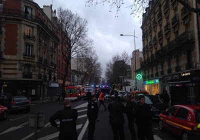 Неподалеку от Парижа полицейские преследуют вооруженных лиц, похожих на нападающих на Charlie Hebdo