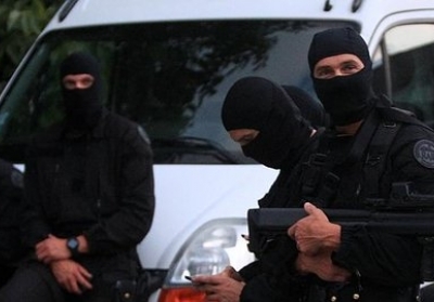 В Париже неизвестные захватили 10 заложников в магазине
