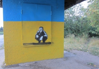 Donbass-style: автобусна зупинка у Слов'янську - синьо-жовті кольори і Янукович