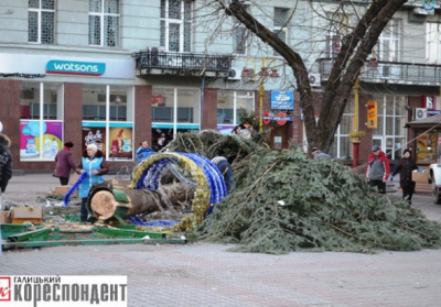В Ивано-Франковске из-за сильного ветра упала главная елка города