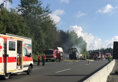 В Германии автобус столкнулся с фурой и сгорел: есть жертвы