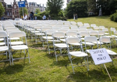 Родственники жертв катастрофы MH17 провели акцию у посольства России в Гааге