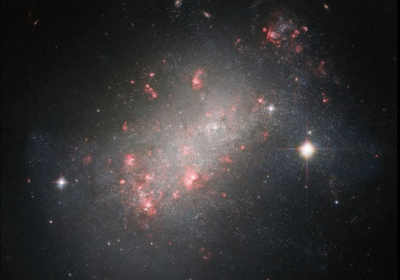 Космічний телескоп Hubble сфотографував незвичайну карликову галактику