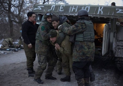 Заместитель командующего аэромобильных войск лично занимается эвакуацией раненых бойцов