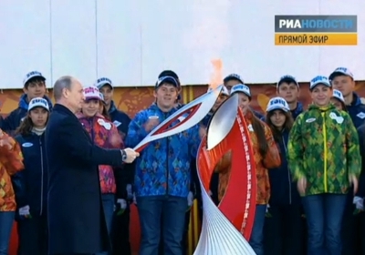 Путін дав старт естафеті олімпійського вогню у Росії, а вогонь згас ще у стінах Кремля (відео)