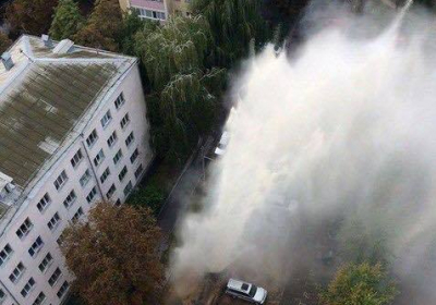 В Киеве снова прорыв трубы: фонтан горячей воды достиг 4-го этажа, - ФОТО