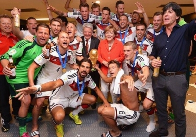 Німецька збірна та тренер Йоахім Лев разом із президентом Німеччини Йоахімом Гауком і канцлером Ангелою Меркель.Фото: DFB-Team / facebook.com