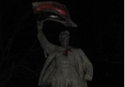 У парку біля Верховної Ради розмалювали пам'ятник під героя УПА