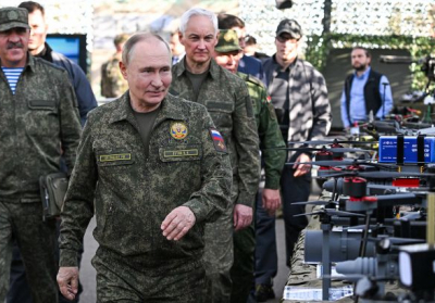 В ISW пояснили, навіщо путін прийшов у військовій формі на 