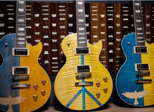 Виробник гітар Gibson виставить на аукціон 4 синьо-жовті інструменти, щоб допомогти Україні