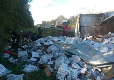 Праздник в Тверской области: перевернулся грузовик с водкой