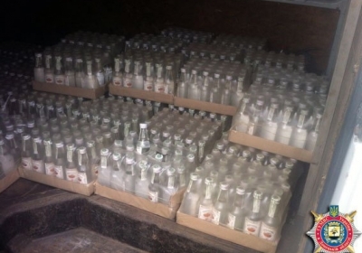 На кордоні Донеччини затримали 10 тисяч пляшок підробної горілки