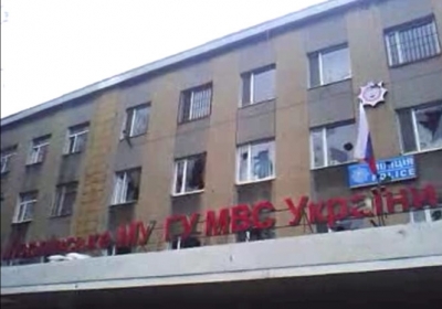 Сепаратисты в Горловке установили флаг РФ над отделением милиции, - видео