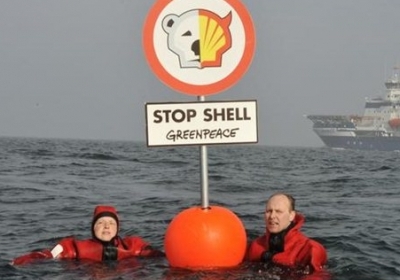 Грінпісівці створили живий ланцюг в Арктиці, щоб перекрити шлях криголаму Shell (відео)